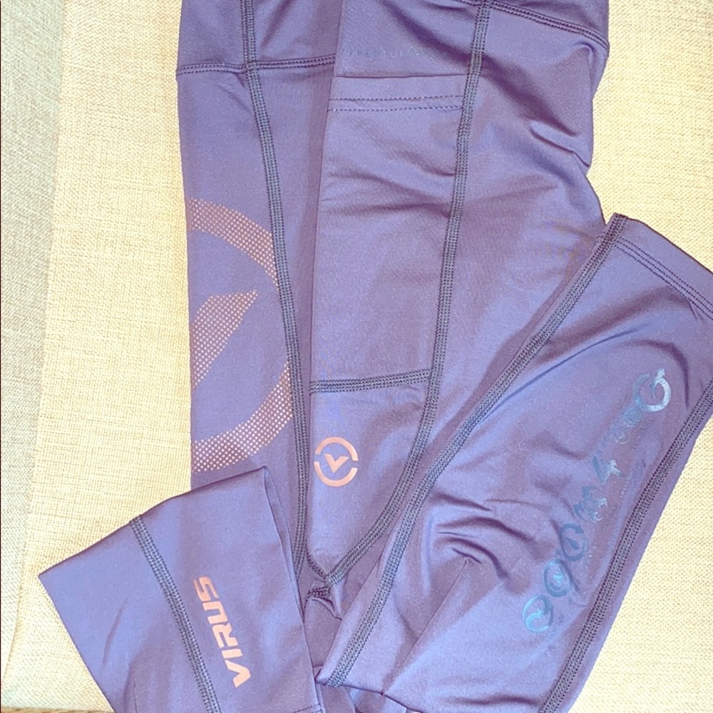 Size SM Virus Performance 7/8 Workout Leggings